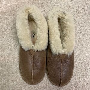 UGG fold over slipper as 11